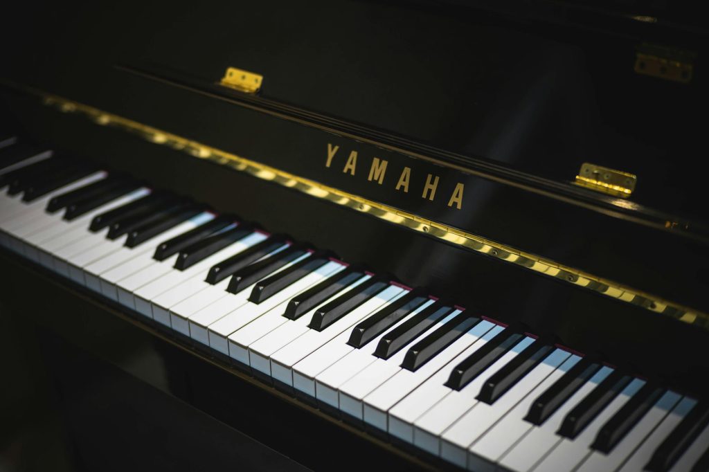 black yamaha piano